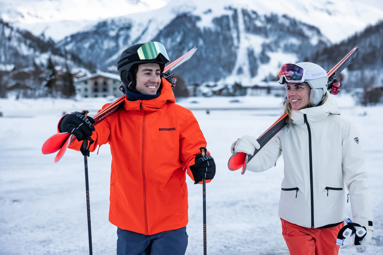 Skilehrerin im persönlichen Gespräch auf der Piste