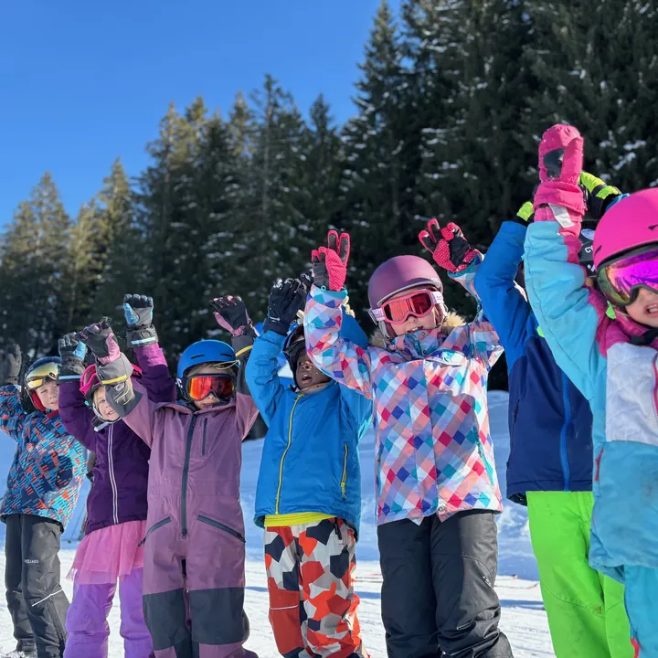 BERGSPORT JA Kids Camp Gruppe im Schnee